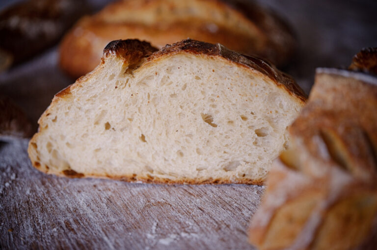 Uppskuret stenugnsbakat surdegsbröd