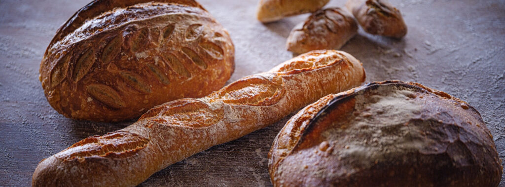 Olika surdegsbröd, kuvertbröd och baguetter