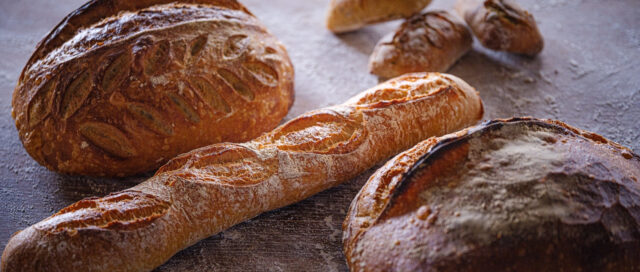 Olika surdegsbröd, kuvertbröd och baguetter