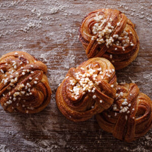 Kanelbullar med strösocker på