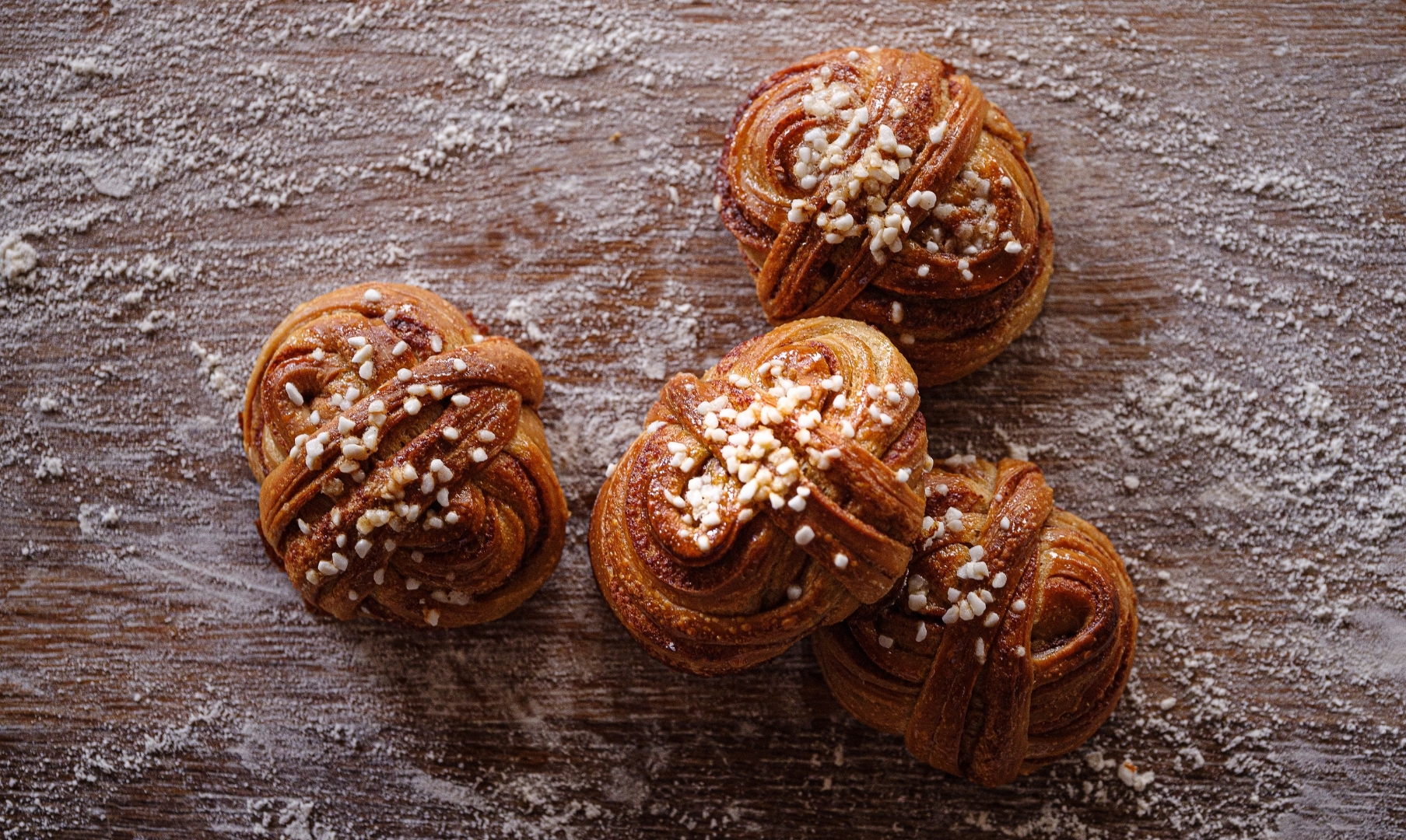 Kanelbullar med strösocker på