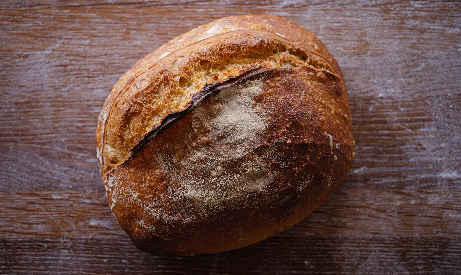 Nygräddat Lantlevain på ett bord i bageriet