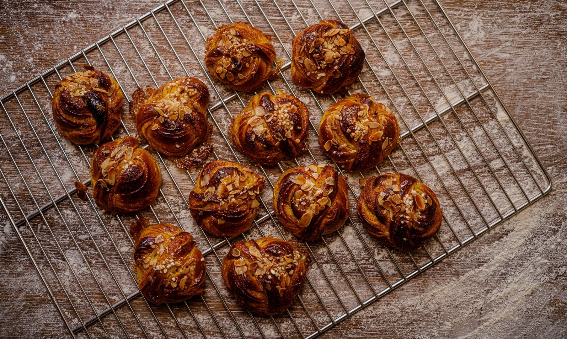 Nybakade lussebullar direkt från stenugnen