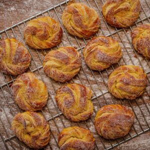 Nybakade saffranskringlor från Kulturbageriet