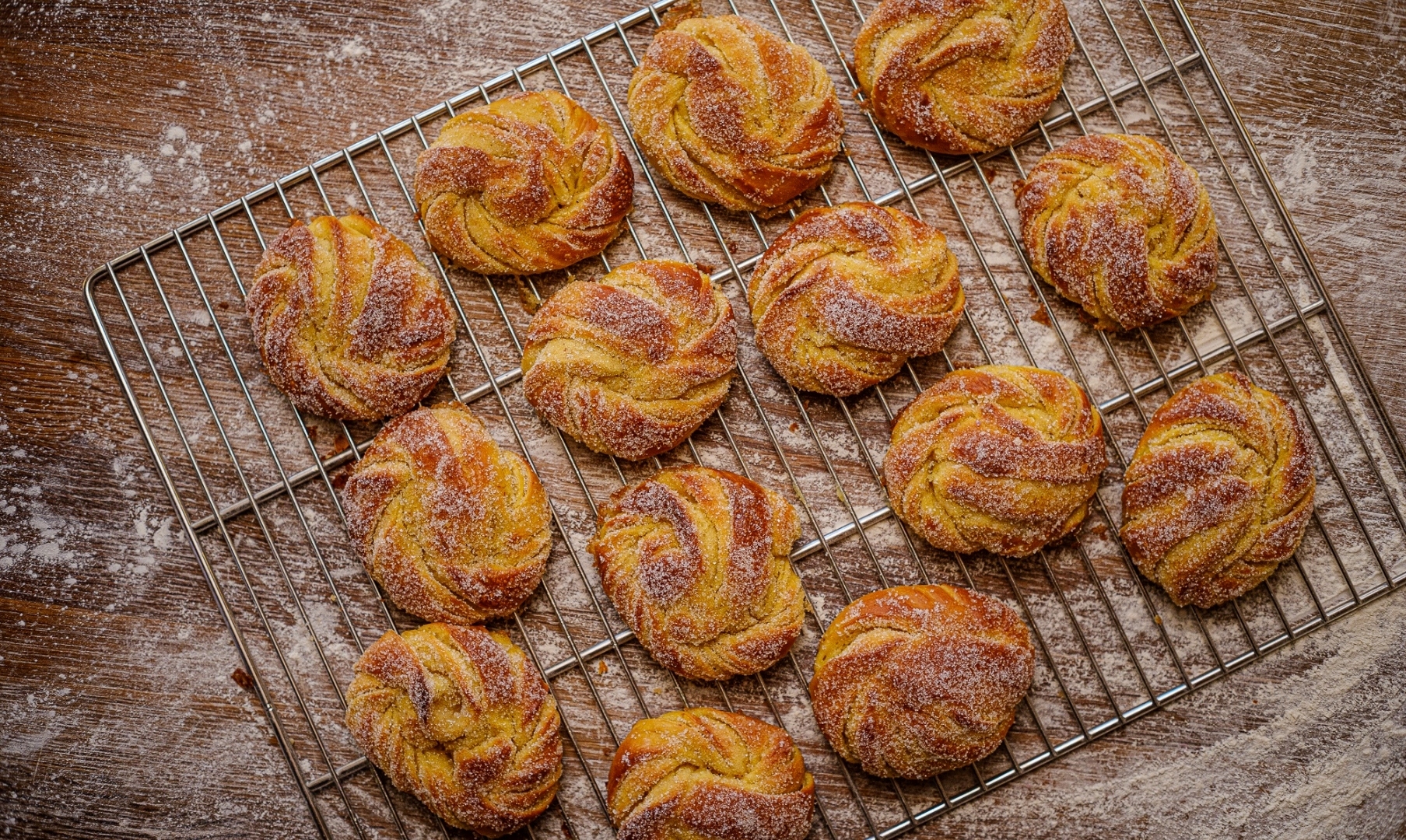 Nybakade saffranskringlor från Kulturbageriet