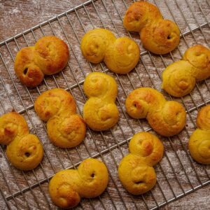 Nybakade lussekatter från Kulturbageriet
