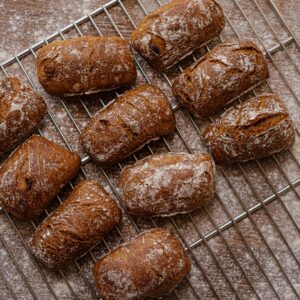 Nybakade vörtbröd direkt från stenugnen