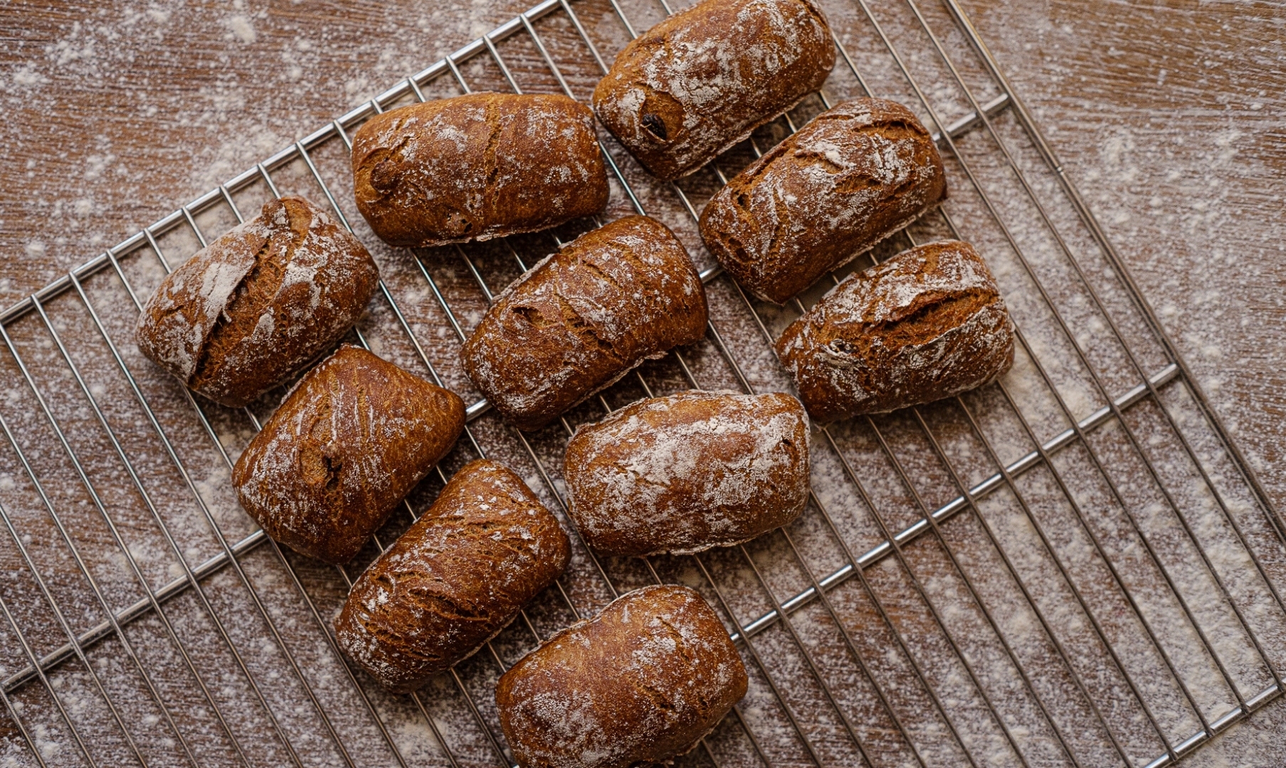 Nybakade vörtbröd direkt från stenugnen